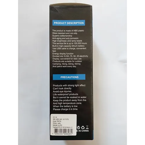 Lampe de poche LED à batterie en plastique noir avec connecteur micro-USB. Le bouton poussoir intégré permet de choisir parmi 3 modes d'éclairage différents. Certaines LED indiquent le niveau de charge. Le produit est livré avec un câble de charge.