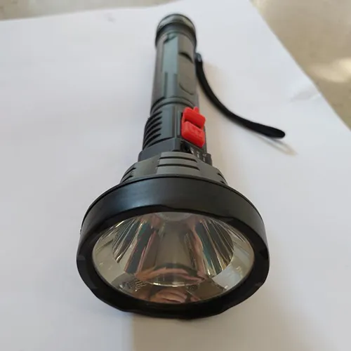 Lampe de poche LED à batterie en plastique noir avec connecteur micro-USB. Le bouton poussoir intégré permet de choisir parmi 3 modes d'éclairage différents. Certaines LED indiquent le niveau de charge. Le produit est livré avec un câble de charge.