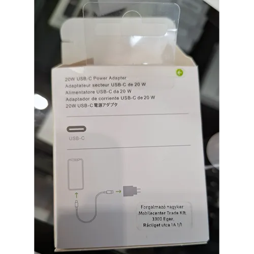 Adaptateur d'alimentation USB blanc. Produit vendu en ligne, notamment via szupitokok.hu.