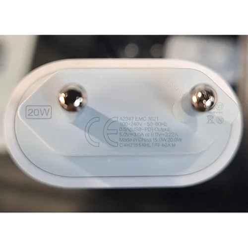 Adaptateur d'alimentation USB blanc. Produit vendu en ligne, notamment via szupitokok.hu.