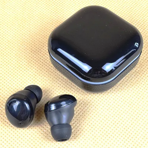 Écouteurs sans fil noirs avec câble de charge.
