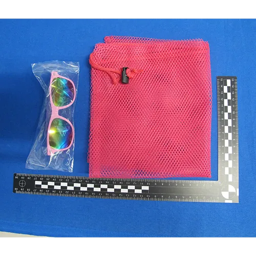 Ensemble de jouets en plastique destiné à la plage composé de 31 pièces dont un seau pliable, un ensemble de couverts (couteaux, fourchettes et cuillères), un filet, des lunettes de soleil, un arrosoir, cinq outils, deux assiettes et 17 moules. Produit vendu en ligne, notamment via Amazon (ASIN B0DSVW25YQ).