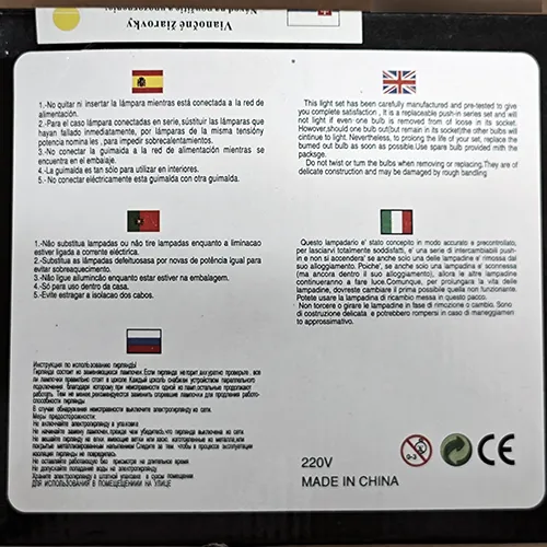 Chaîne d'éclairage destinée à l'interconnexion, contenant des sources lumineuses LED non remplaçables, avec un dispositif permettant de changer de mode d'éclairage.
