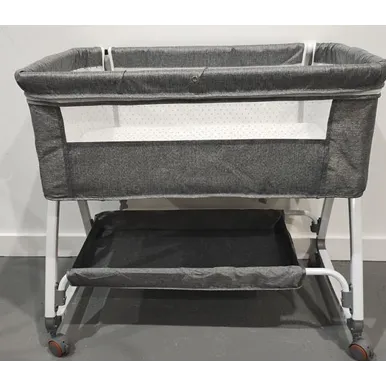 Couette grise pour bébé avec des roues et une moustiquaire.