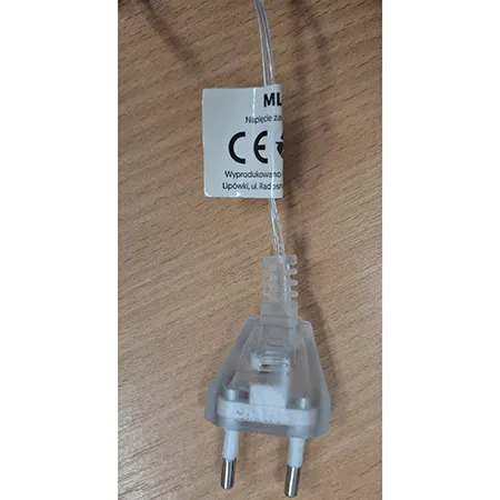 Chaîne d'éclairage destinée à l'interconnexion, qui contient des lumières LED non remplaçables et un dispositif de changement de mode d'éclairage. Produit vendu en ligne, notamment via satelity.ellano.sk.
