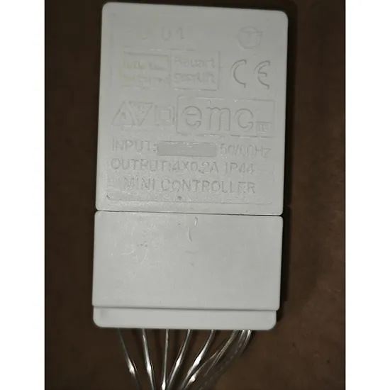 Chaîne d'éclairage destinée à l'interconnexion, qui contient des lumières LED non remplaçables et un dispositif de changement de mode d'éclairage. Produit vendu en ligne, notamment via satelity.ellano.sk.