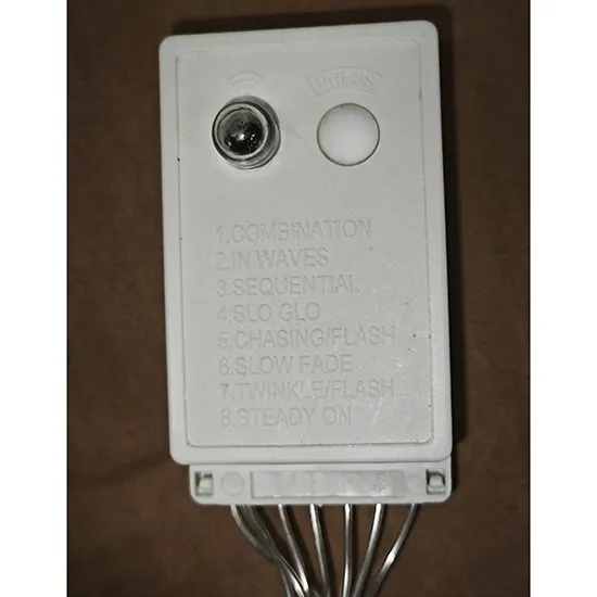 Chaîne d'éclairage destinée à l'interconnexion, qui contient des lumières LED non remplaçables et un dispositif de changement de mode d'éclairage. Produit vendu en ligne, notamment via satelity.ellano.sk.