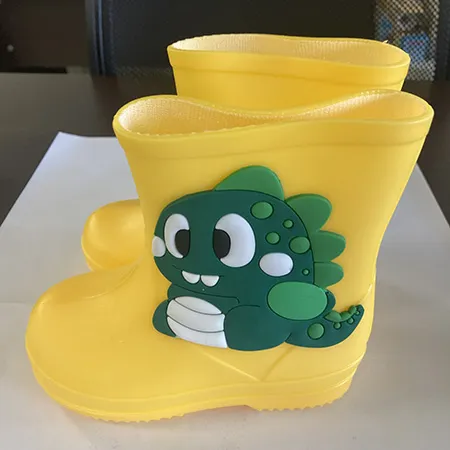 Bottes en caoutchouc, destinées aux enfants, avec un motif de dessin animé de différentes couleurs et tailles. Tous les lots sont concernés. Produit vendu en ligne, notamment via Joom.