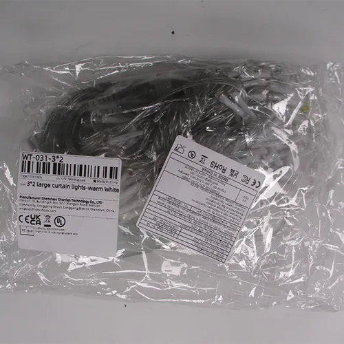 Chaîne d'éclairage avec la description de vente: 3x2 grands rideaux lumineux - blanc chaud. Produit vendu en ligne, notamment via AliExpress (identifiants uniques du produit: 1005005492407907, 12000033434560208).