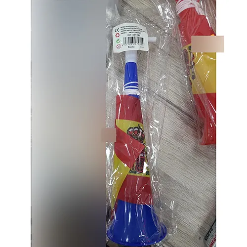 Jouet en plastique en forme de corne bleue avec un embout buccal blanc.