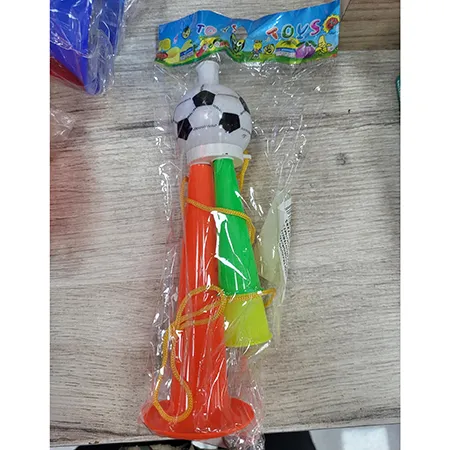 Corne de jouet avec un embout buccal en forme de ballon de football et trois sorties d'air de différentes couleurs.