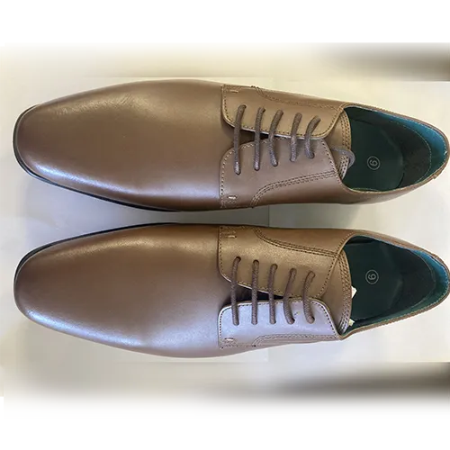 Chaussures en cuir marron, destinées aux hommes.