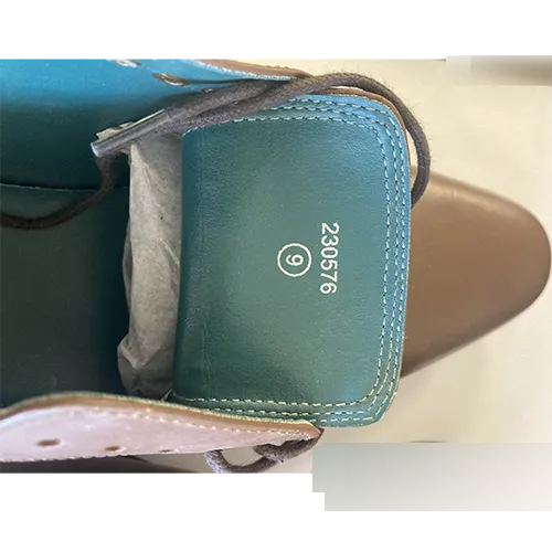 Chaussures en cuir marron, destinées aux hommes.