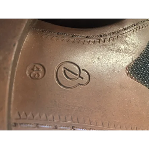 Chaussures en cuir marron, destinées aux hommes.