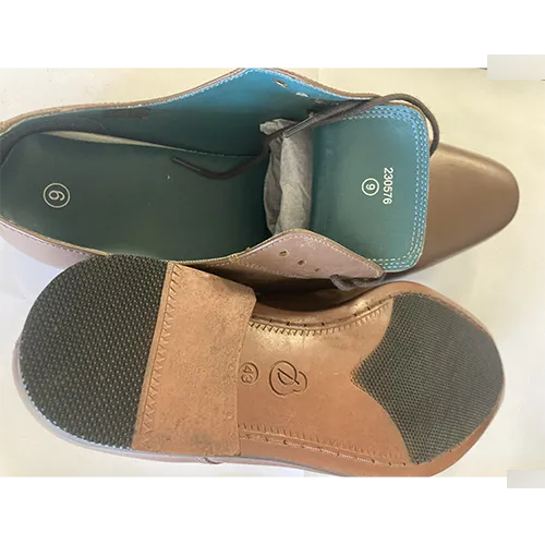 Chaussures en cuir marron, destinées aux hommes.