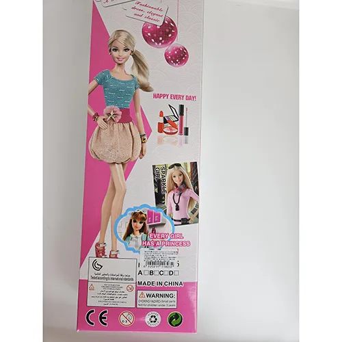 Jouet poupée en plastique avec des vêtements colorés.