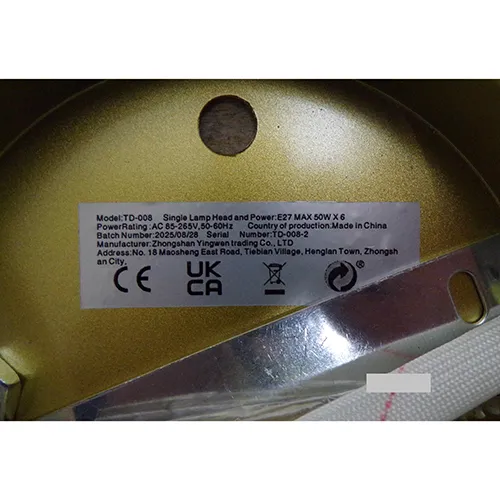Appareil d'éclairage avec un corps en métal. Produit vendu en ligne, notamment via TEMU (identifiant unique: 601100144755812).