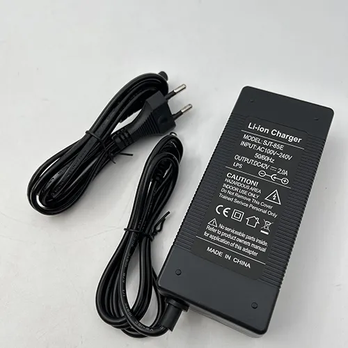 Chargeur noir pour vélos électriques et scooters avec une prise murale. Produit vendu en ligne, notamment via fruugo.com.
