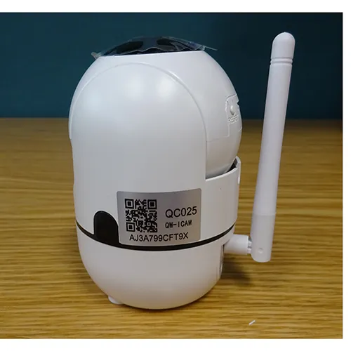 Caméra domestique intelligente blanche et noire. Produit vendu en ligne, notamment via Shein.