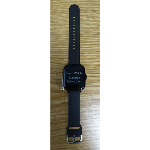 Une montre intelligente noire. Produit vendu en ligne, notamment via Temu.