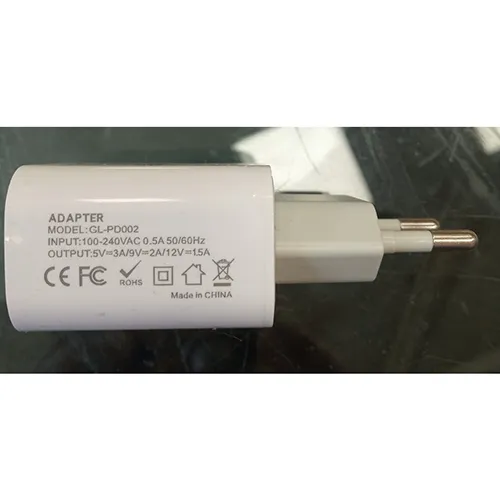 Chargeur/adaptateur USB-C en plastique blanc pour appareils mobiles.