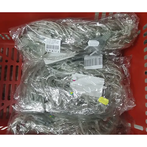 Chaîne d'éclairage avec lumières LED multicolores et isolation transparente.