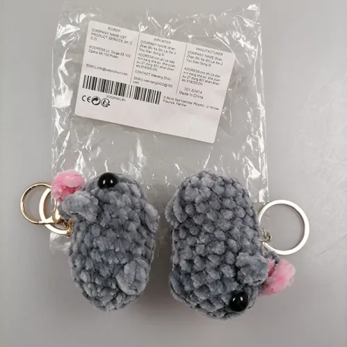 Jouet doux avec porte-clés. Dimensions : Largeur : 7 cm de diamètre: 3,5 cm, longueur: 8 cm. Produit vendu en ligne, notamment via Amazon (ASIN: B0DPKSF5C20).