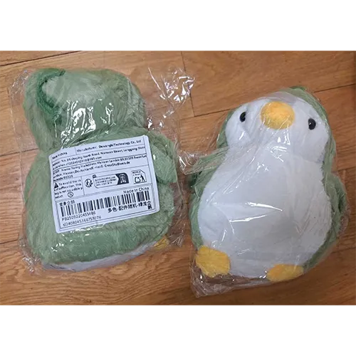 Jouet doux sous la forme d'un pingouin aux yeux noirs. Produit vendu en ligne, notamment via SHEIN (identifiant unique: sl2408045166759776).
