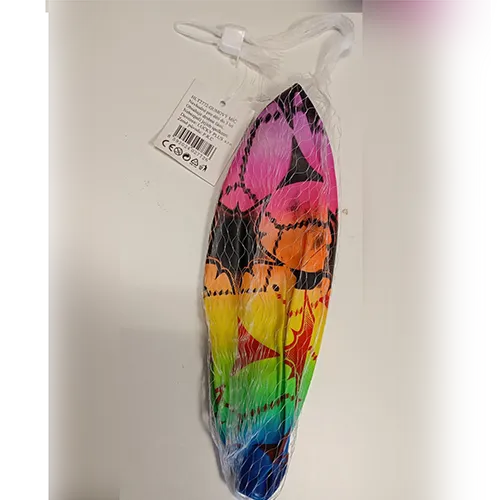 Boule en plastique colorée avec une valve de gonflage.