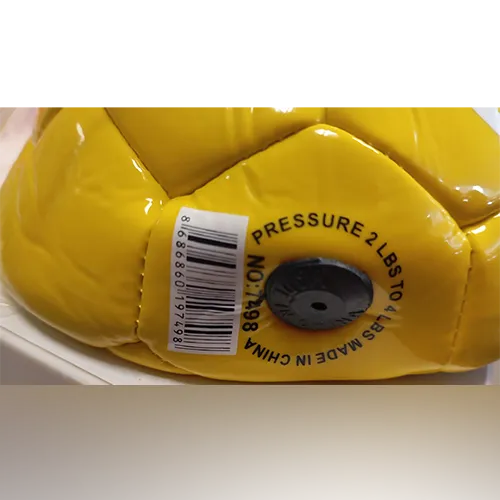 Boule en plastique, disponible en différentes couleurs, avec soupape de gonflage.
