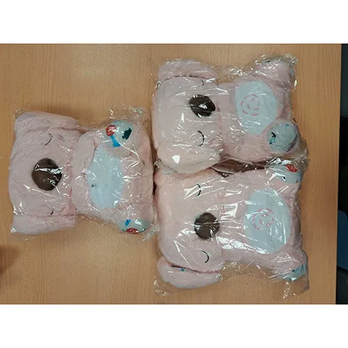 Jouet souple en forme de koala rose, partiellement rembourré, contenant un composant électrique. Le jouet émet des sons et son ventre, éclairé par une LED interne, se gonfle et se dégonfle comme s'il respirait lorsque les interrupteurs situés sous chacun des pieds sont activés.