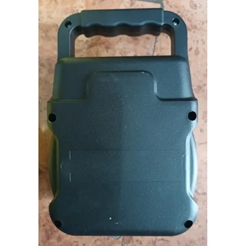 Haut-parleur sans fil avec boîtier en plastique noir et batterie intégrée.