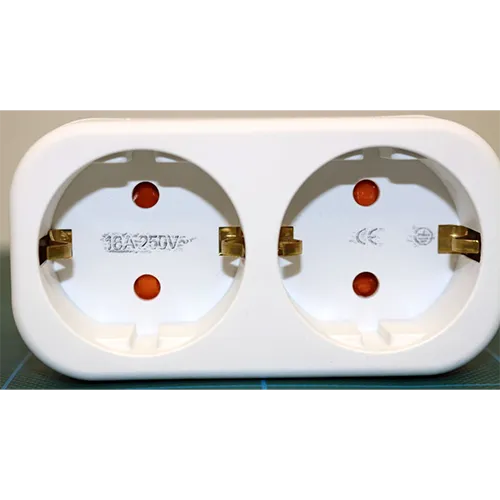 Adaptateur à double prise. Dimensions : hauteur x largeur x profondeur = environ 100 mm x 45 mm x 40 mm + base.