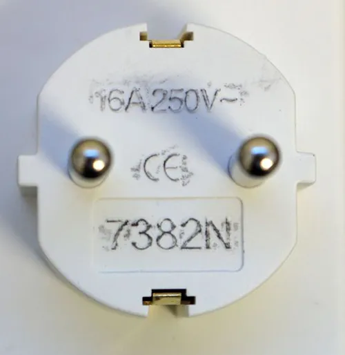 Adaptateur à double prise. Dimensions : hauteur x largeur x profondeur = environ 100 mm x 45 mm x 40 mm + base.