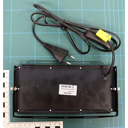 Projecteur de lumière noire de 50W LED. Dimensions approximatives. 10 cm x 21 cm x 3 cm.