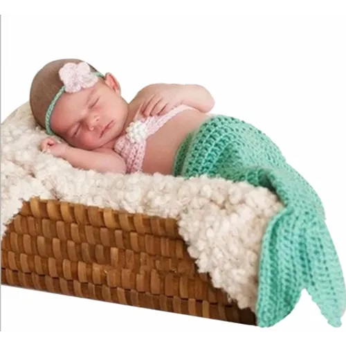 Costume de sirène au crochet composé d’un soutien-gorge à cordes roses, d’un bandeau de fleur rose et d’une queue de sirène bleue.