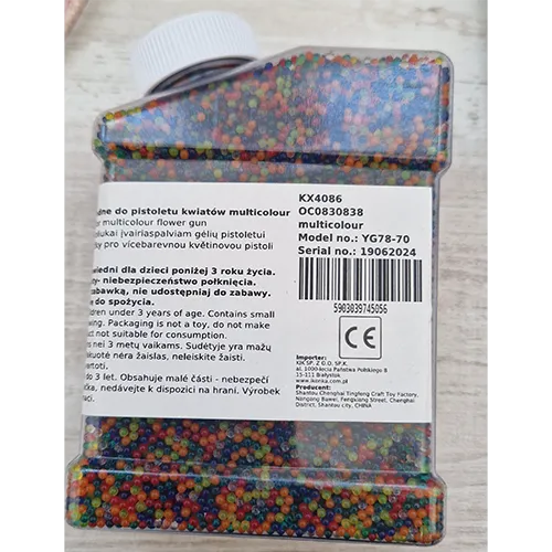 Perles d'eau multicolores, qui poussent lorsqu'elles sont immergées dans l'eau, destinées à être utilisées comme balles dans un pistolet.