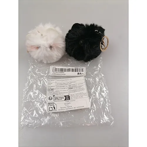 Porte-clés avec un jouet doux. Dimensions largeur approximative 6 cm, longueur 12 cm, épaisseur 7 cm.