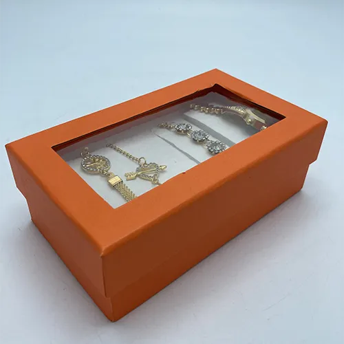 Ensemble de bijoux composé d'une montre-bracelet et de bracelets.