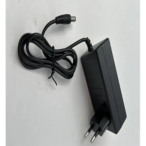 Adaptateur noir avec prise, 12.6V.