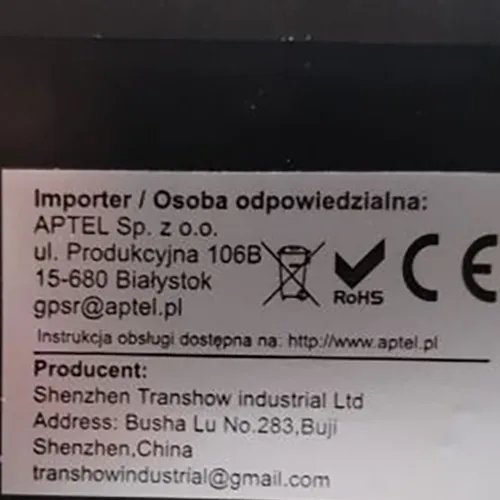 Lampe d'aquarium LED avec un boîtier en plastique noir incurvé. Il dispose d'un panneau avec 24 LED, d'un cordon d'alimentation avec un interrupteur de commande noir intégré (bouton bleu) et d'une prise standard à deux broches.