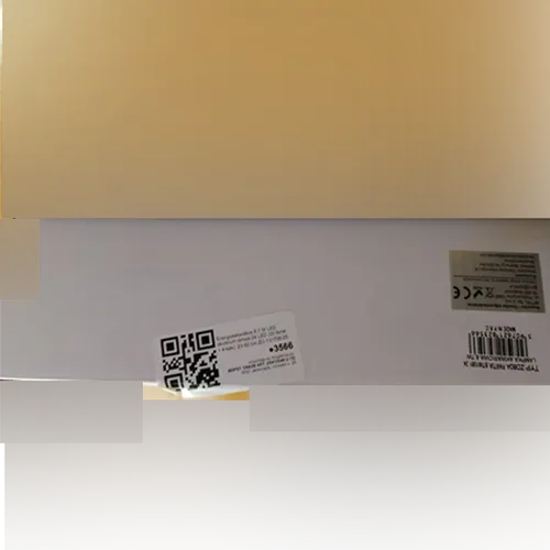 Lampe d'aquarium LED avec un boîtier en plastique noir incurvé. Il dispose d'un panneau avec 24 LED, d'un cordon d'alimentation avec un interrupteur de commande noir intégré (bouton bleu) et d'une prise standard à deux broches.