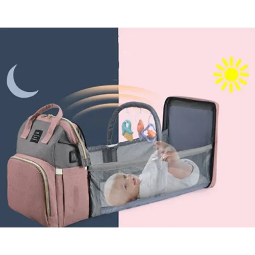 Sac à dos contenant un lit pliant avec plusieurs compartiments.