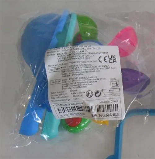 Jouet de bain à roulettes en plastique de couleur arc-en-ciel, avec une passoire bleue et une cuillère verte. Le jouet de bain peut être monté au mur. Les deux ventouses sont fournies non montées et lâches.