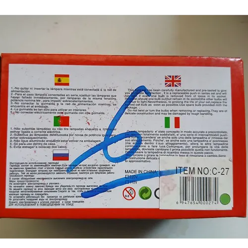 Chaîne d'éclairage décoratif avec 100 LED, câblage transparent et boîtier de commande intégré blanc (modèle: EK-04) avec un bouton de sélection de programme mécanique à l'arrière et un connecteur de bout en bout.