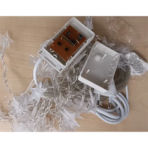 Chaîne d'éclairage avec sources lumineuses LED non remplaçables, équipée d'électronique pour les effets d'éclairage avec un interrupteur.
