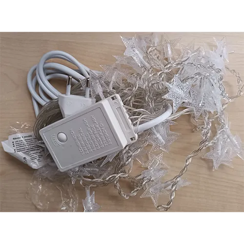 Chaîne d'éclairage avec sources lumineuses LED non remplaçables, équipée d'électronique pour les effets d'éclairage avec un interrupteur.