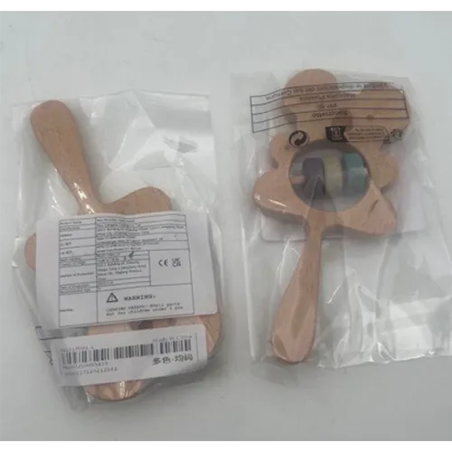 Un hochet en bois, en forme de koala.