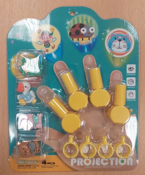 Jeu de jouets de 4 petits projecteurs légers en plastique jaune et conçus pour être portés au doigt. L’ensemble comprend également 4 éléments décoratifs amovibles représentant des motifs d’enfants.