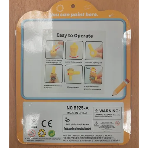 Jeu de jouets de 4 petits projecteurs légers en plastique jaune et conçus pour être portés au doigt. L’ensemble comprend également 4 éléments décoratifs amovibles représentant des motifs d’enfants.
